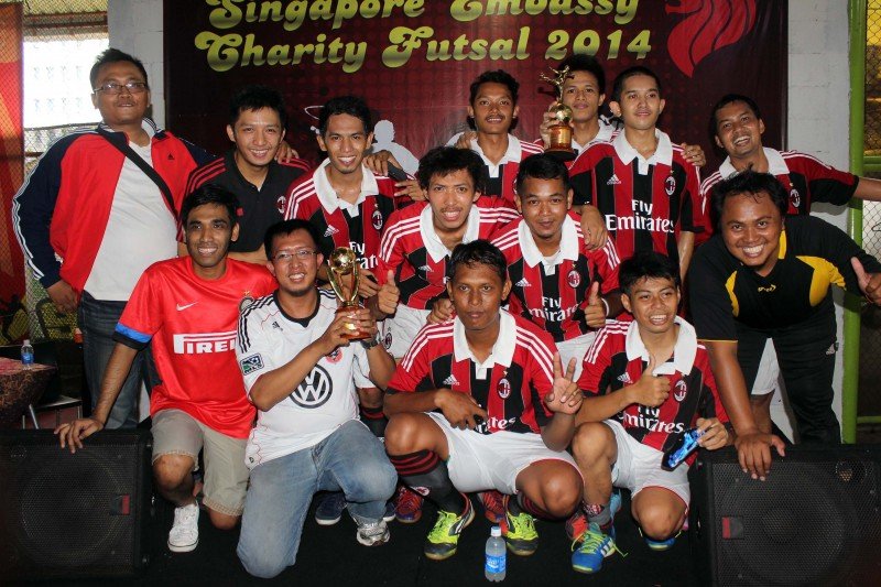 JUARA: Tim Futsal LDII menjadi juara Singapore Embassy Charity Tournament. foto: Riko/INDOPOS