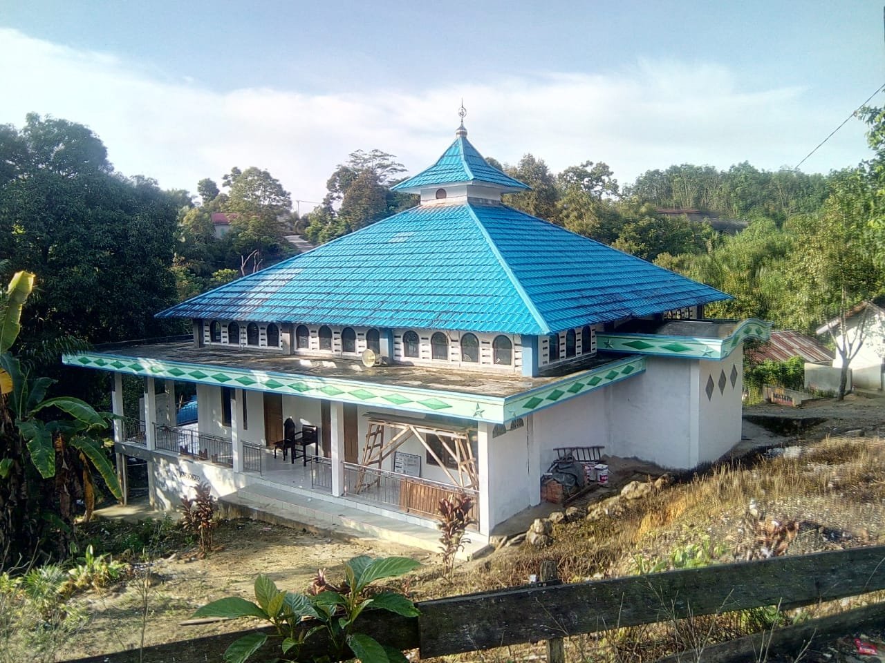 Tampak Masjid AL Fatah dari Jalan Raya Km 35 poros Balikpapan - Samarinda, Sabtu (19/5). Foto: LINES