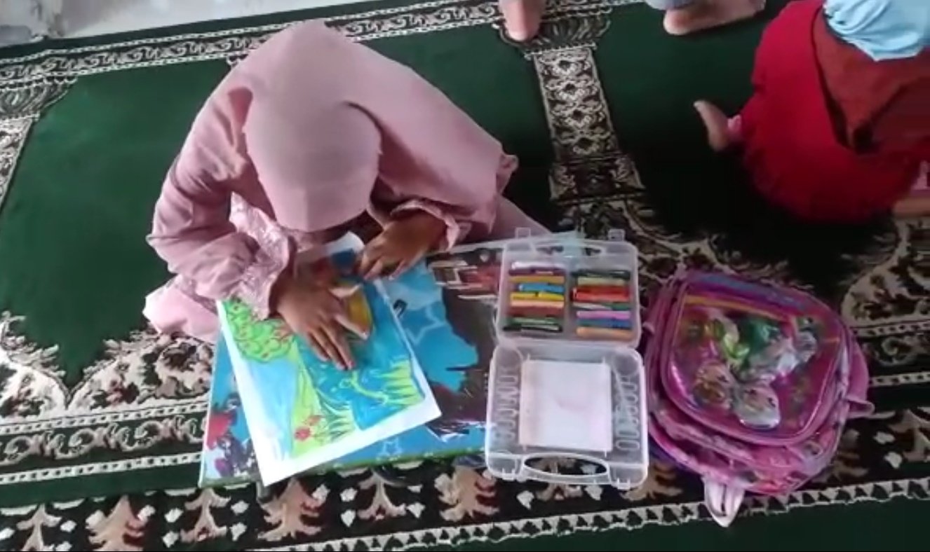 Salah satu peserta lomba mewarnai untuk anak-anak di Masjid Al Ajwah. Foto: Istimewa