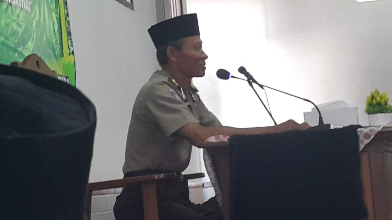 Perwakilan Polsek Balikpapan Utara saat tausyiah di Masjid Al Mabrur Jalan AW Syahranie Balikpapan, Minggu (15/12). Foto: LINES