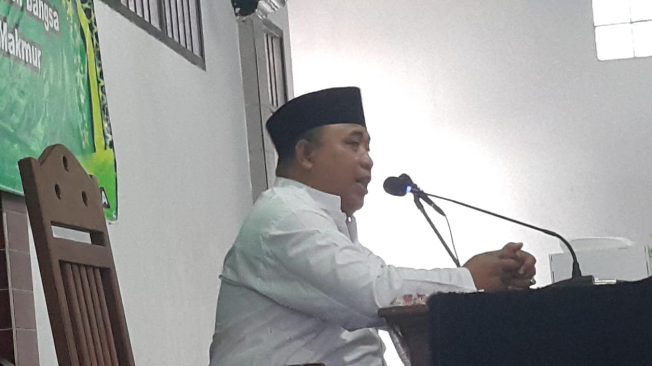 KH Drs Muslikh SPdI Ketua MUI Balikpapan Utara yang juga pengurus Nahdlatul Ulama (NU) saat memberikan tausyiah di Masjid Al Mabrur Jalan AW Syahranie Balikpapan, Minggu (15/12). Foto: LINES