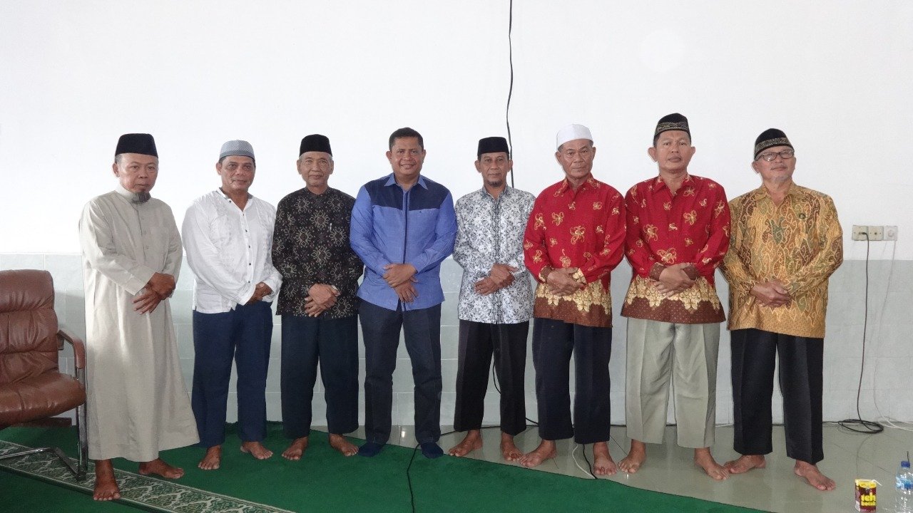 Kasat Intelkam Polresta Balikpapan AKP H Sarbini (baju biru) bersama pengurus Masjid Baitul A'la Sepinggan, Minggu (15/12). Foto: LINES)