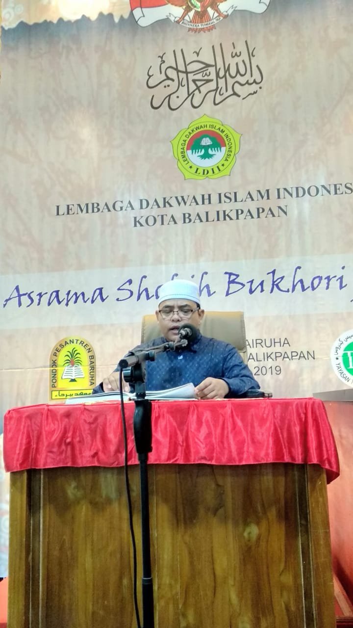 Guru Ponpes Wali Barokah H Rifata Zanit Saifullah S.PdI saat menyampaikan materi pengajian Hadits Sahih Bukhori. Foto: LINES