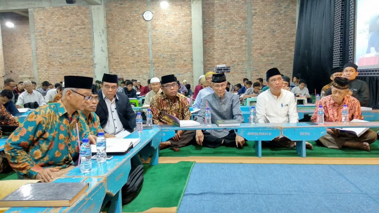 Undangan dan tokoh masyarakat duduk menyimak pengajian Hadits Sahih Bukhari Juz II. Foto: LINES