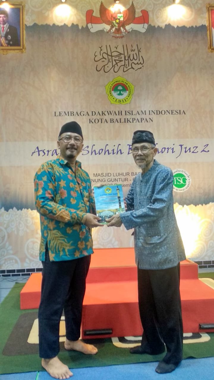 Ketua PPG H Hasan Bisri S.Psi menyerahkan Jurnal Kegiatan LDII 2019 kepada Ketua FKUB Drs H Abdul Muis Abdullah. Foto: LINES