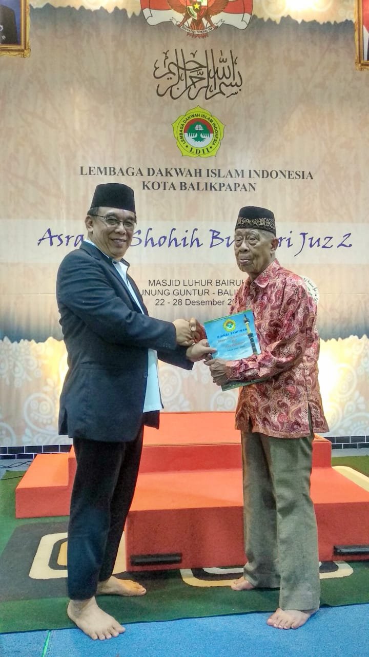 Ketua LDII Balikpapan H Herry Fathamsyah SE menyerahkan Jurnal Kegiatan LDII 2019 kepada Ketua MUI KH Muhmmad Kasim Pallanju. Foto: LINES