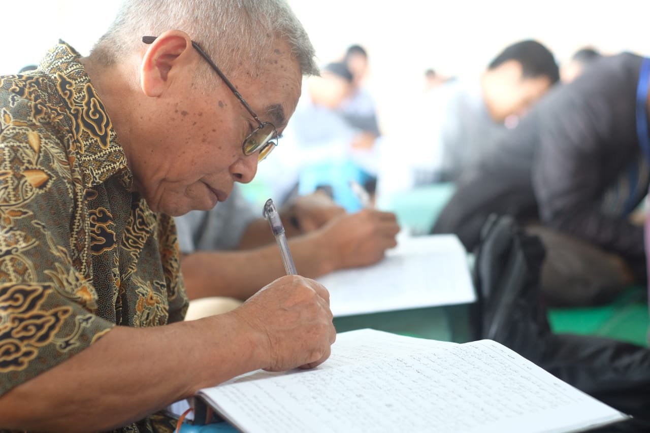 Bukan hanya remaja. orang tua pun tampak semangat mengaji kitab Hadits Sahih Bukhari yang digelar DPD LDII Balikpapan selama 6 hari, mulai Minggu (22/12) s.d Sabtu (28/12). Foto: LINES