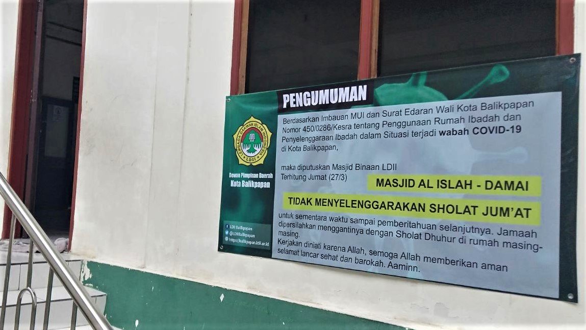 Spanduk pengumuman tidak menyelenggarakan Salat Jumat sesuai Edaran Wali Kota Balikpapan di salah satu masjid binaan LDII. Foto: Istimewa 