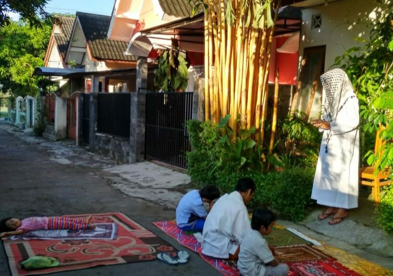 Keluarga Atus Syahbudin menggelar Salat Id di depan halaman kediamannya di Yogyakarta, Minggu (24/5). Foto; Atus Syahbudin