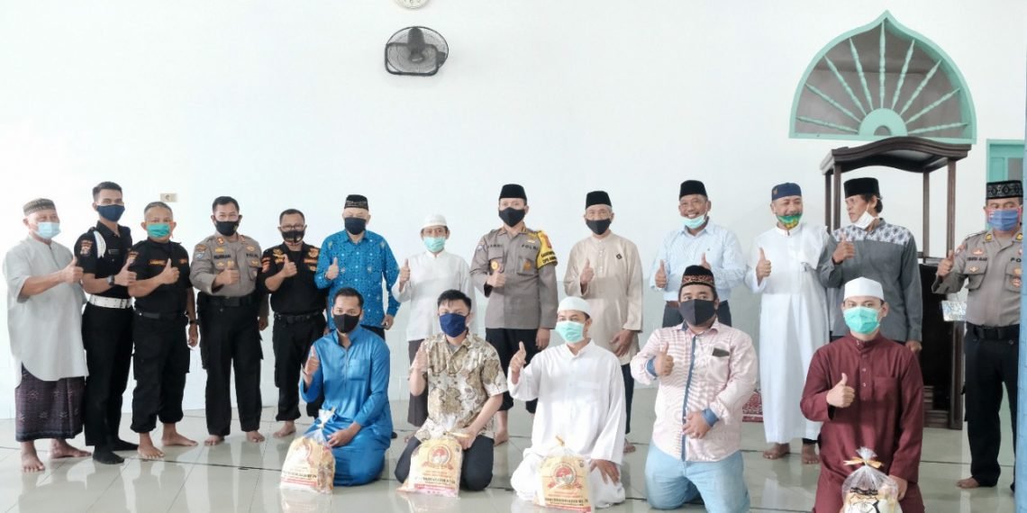 Serah terima bantuan sosial Direktorat Binmas Polda Kaltim pada Masjid Baitul A'la Sepinggan Balikpapan, Jumat (10/7). Foto: Ari Bpn