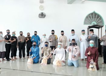 Serah terima bantuan sosial Direktorat Binmas Polda Kaltim pada Masjid Baitul A'la Sepinggan Balikpapan, Jumat (10/7). Foto: Ari Bpn