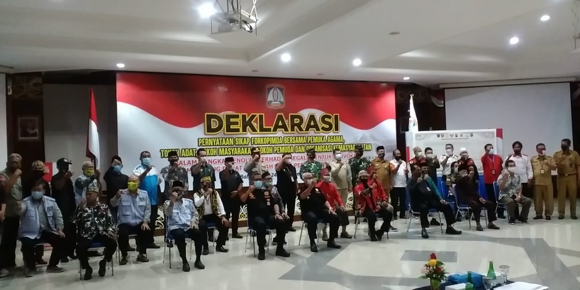 Deklarasi dan Pernyataan Sikap Forkopimda bersama Pemuka Agama dan Tokoh Masyarakat di Aula Pemkot Balikpapan, Selasa (24/11). Foto: LINES