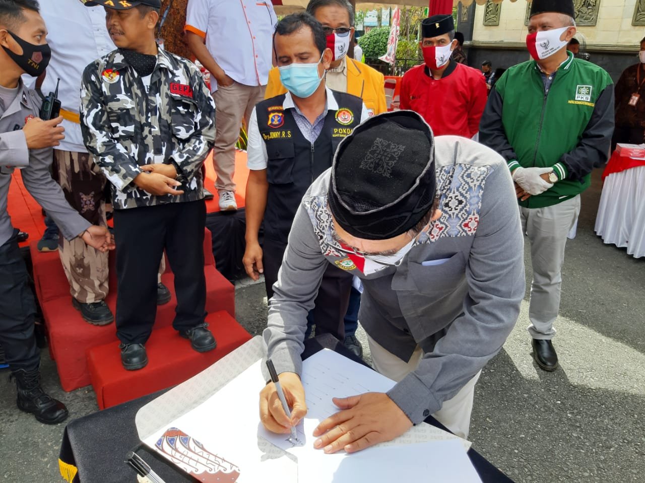 Ketua DPD LDII Kota Balikpapan H Herry Fathamsyah menandatangani deklarasi Pilkada damai 2020. Foto: Istimewa