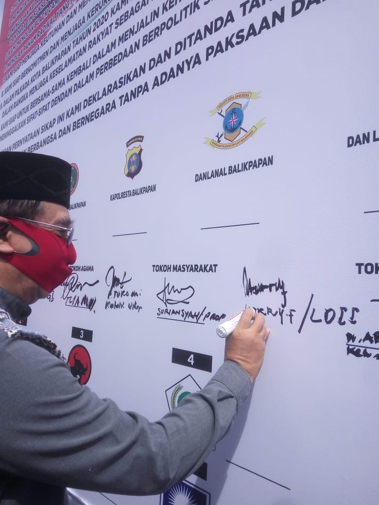 Ketua DPD LDII Kota Balikpapan H Herry Fathamsyah menandatangani deklarasi Pilkada damai 2020. Foto: Istimewa