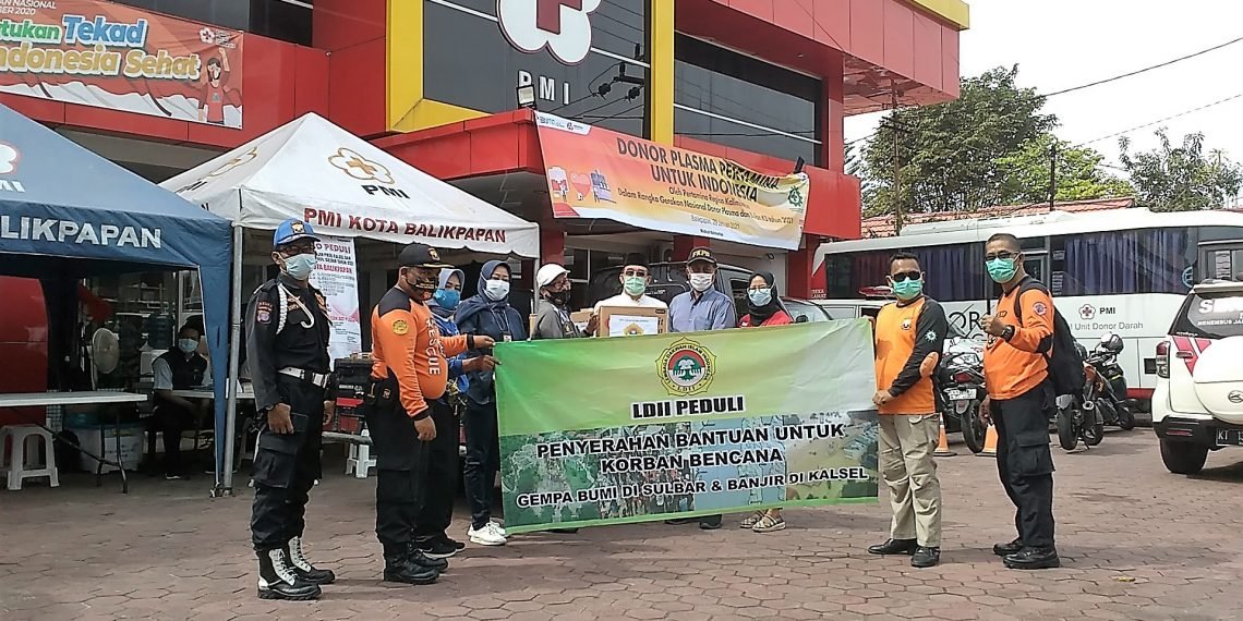 LDII Balikpapan menyerahkan paket bantuan untuk korban bencana alam Sulawesi Barat dan Kalimantan Selatan lewat Palang Merah Indonesia (PMI), Senin (1/2). Foto: LINES