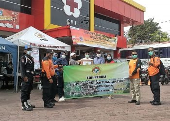 LDII Balikpapan menyerahkan paket bantuan untuk korban bencana alam Sulawesi Barat dan Kalimantan Selatan lewat Palang Merah Indonesia (PMI), Senin (1/2). Foto: LINES