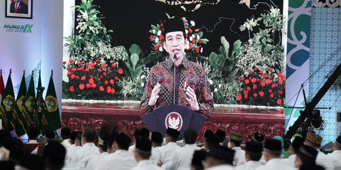 Presiden Joko Widodo membuka Musyawarah Nasional IX LDII secara Online di Ponpes Minhajurrosyidin Pondok Gede Jakarta Timur, Rabu (7/4). Foto: LINES