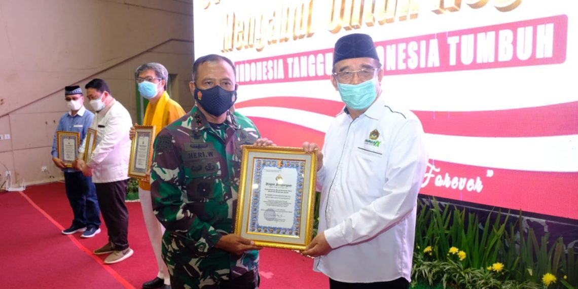 H. Herry Fathamsyah menerima penghargaan dari Pangdam VI Mulawarman Mayjen TNI Heri Wiranto. Foto: Istimewa