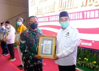 H. Herry Fathamsyah menerima penghargaan dari Pangdam VI Mulawarman Mayjen TNI Heri Wiranto. Foto: Istimewa