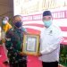 H. Herry Fathamsyah menerima penghargaan dari Pangdam VI Mulawarman Mayjen TNI Heri Wiranto. Foto: Istimewa