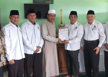 Pengurus DPD LDII Kota Balikpapan bersama Ketua Umum MUI Balikpapan Habib Mahdar di kediaman, Selasa (2/11). Foto: LINES