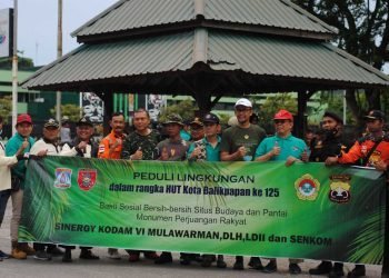 LDII bersama TNI Kodam VI Mulawarman, DLH, dan Senkom Mitra Polri dalam aksi bersih-bersih kawasan Cagar Budaya Monumen Perjuangan Rakyat (Monpera) Balikpapan, Selasa (2/2). Foto: LINES