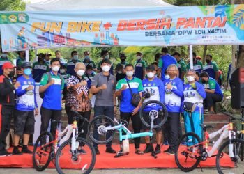 Ketua Umum LDII Ir. KH. Chriswanto Santoso bersama Ketua DPW LDII Kaltim Prof. Candra menyerahkan hadiah utama kepada pemenang undian Fun Bike dan Bersih Pantai, Minggu (13/2). Foto: LINES