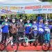 Ketua Umum LDII Ir. KH. Chriswanto Santoso bersama Ketua DPW LDII Kaltim Prof. Candra menyerahkan hadiah utama kepada pemenang undian Fun Bike dan Bersih Pantai, Minggu (13/2). Foto: LINES