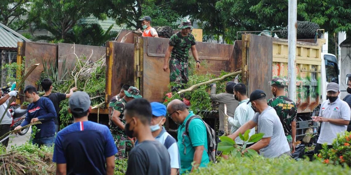 Kemanunggalan TNI-Rakyat dalam aksi bersih-bersih kawasan Monpera, Selasa (2/2). Foto: LINES