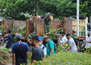Kemanunggalan TNI-Rakyat dalam aksi bersih-bersih kawasan Monpera, Selasa (2/2). Foto: LINES
