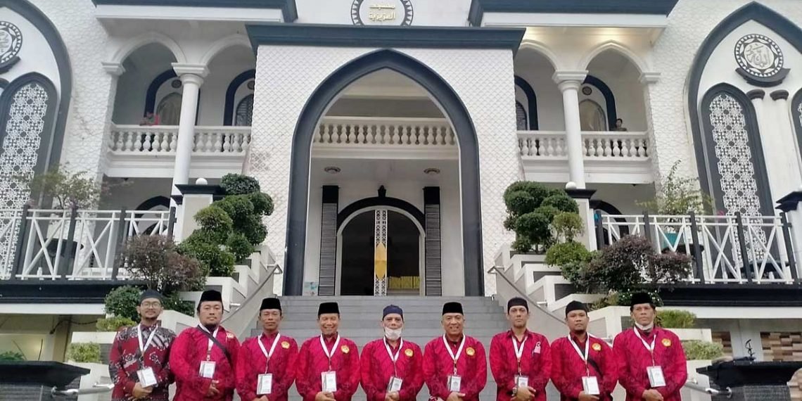 Sebagian peserta utusan dari Balikpapan, baik sebagian pengurus DPW LDII Kaltim maupun DPD LDII Kota Balikpapan di depan Masjid Aziziyah Samarinda. Foto: LINES