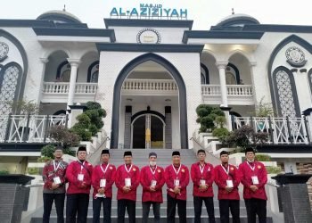 Sebagian peserta utusan dari Balikpapan, baik sebagian pengurus DPW LDII Kaltim maupun DPD LDII Kota Balikpapan di depan Masjid Aziziyah Samarinda. Foto: LINES