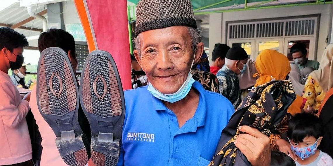 Salah satu warga telah mendapatkan sepasang sepatu dan pakaian batik baru. Foto: LINES