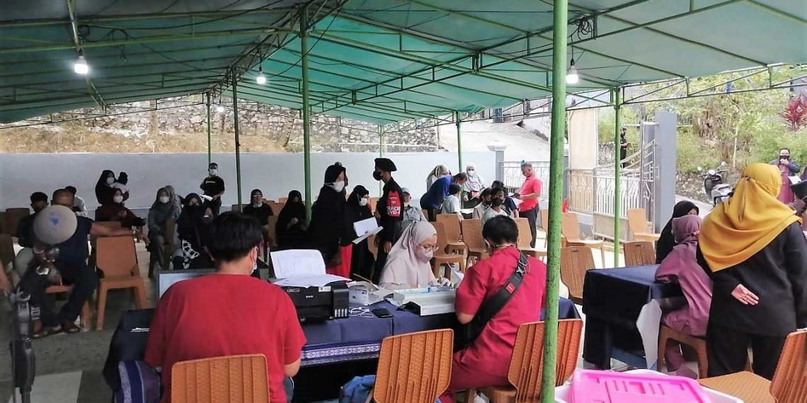 Suasana vaksinasi Booster di halaman Masjid An Nasai yang difasilitasi oleh Koramil 0905-01 Balikpapan Utara, Takmir Masjid An Nasai, Yayasan Hikmah Qurrota Ayun, Rumah Sakit Tentara Dr. Hardjanto Balikpapan, dan LDII Balikpapan, Sabtu (30/4). Foto: LINES