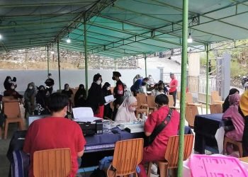 Suasana vaksinasi Booster di halaman Masjid An Nasai yang difasilitasi oleh Koramil 0905-01 Balikpapan Utara, Takmir Masjid An Nasai, Yayasan Hikmah Qurrota Ayun, Rumah Sakit Tentara Dr. Hardjanto Balikpapan, dan LDII Balikpapan, Sabtu (30/4). Foto: LINES