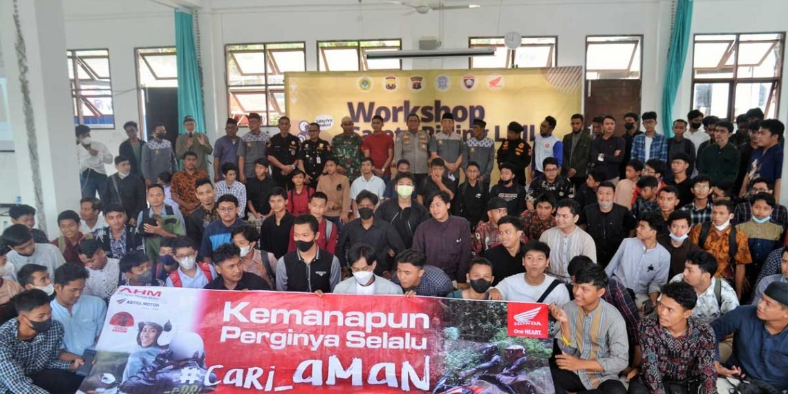 Foto bersama sebagian peserta pria. Foto: Alfian/LINES