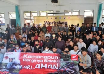 Foto bersama sebagian peserta pria. Foto: Alfian/LINES