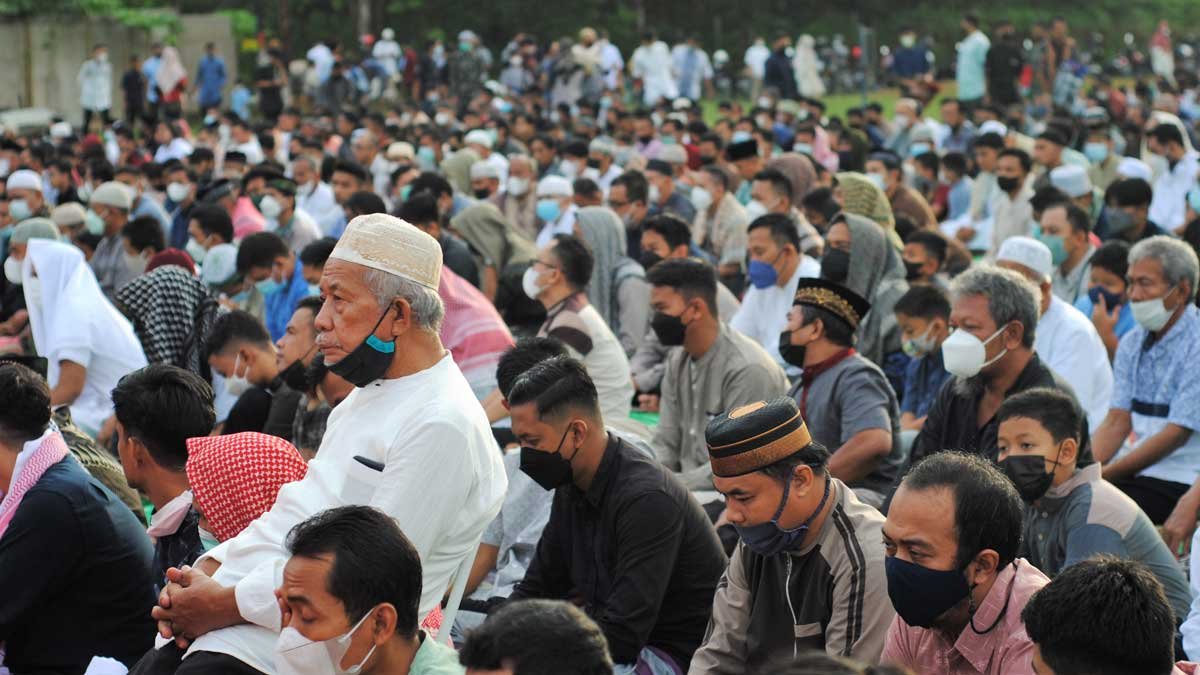 Jamaah Sholat Id menjelang menunggu akan dimulainya pelaksanaan Sholat. Foto: LINES