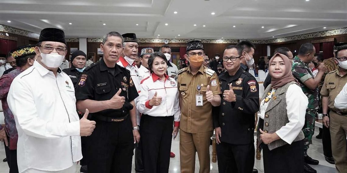 Ketua DPD LDII Kota Balikpapan H. Herry Fathamsyah baju putih bersama pimpinan ormas dan Wali Kota Rahmad Masud, di Aula Balai Kota, Selasa 17/5/2022.