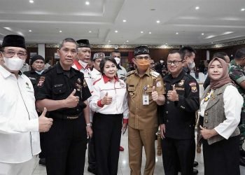Ketua DPD LDII Kota Balikpapan H. Herry Fathamsyah baju putih bersama pimpinan ormas dan Wali Kota Rahmad Masud, di Aula Balai Kota, Selasa 17/5/2022.