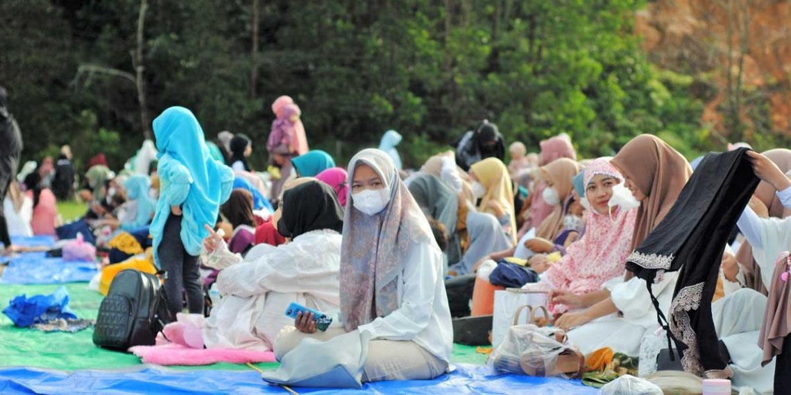 Shaf depan wanita usai melaksanakan Sholat Idul Fitri. Foto: LINES