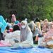 Shaf depan wanita usai melaksanakan Sholat Idul Fitri. Foto: LINES