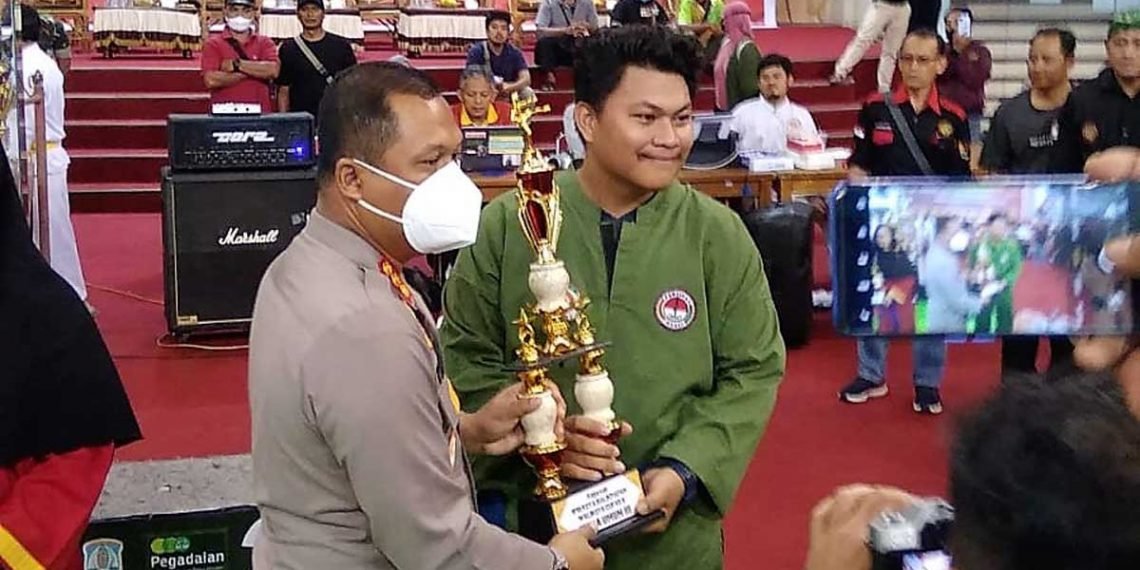 Kapolresta Balikpapan Kombes Pol Vincentius Thirdy Hadmiarso saat menyerahkan Piala kepada salah satu pendekar Persinas ASAD. Foto: LINES