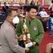 Kapolresta Balikpapan Kombes Pol Vincentius Thirdy Hadmiarso saat menyerahkan Piala kepada salah satu pendekar Persinas ASAD. Foto: LINES