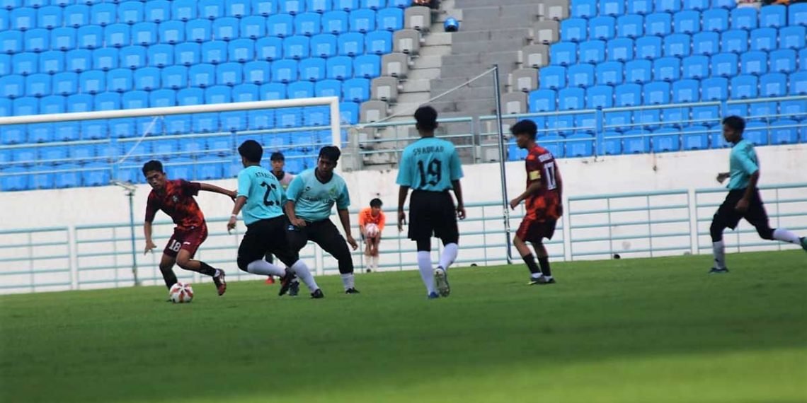 Kesebelasan Ponpes Bairuha saat berlaga dengan Ponpes As Shuffah pada Pembukaan Liga Satri 2022 di Stadion Batakan Balikpapan, Senin (20/6). Foto: Istimewa