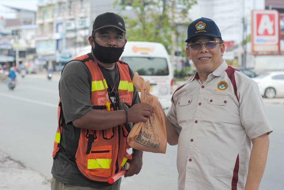 Ketua DPD LDII Kota Balikpapan langsung turun tangan berbagi daging Kurban dengan Duafa, Minggu (10/7). Foto: LINES