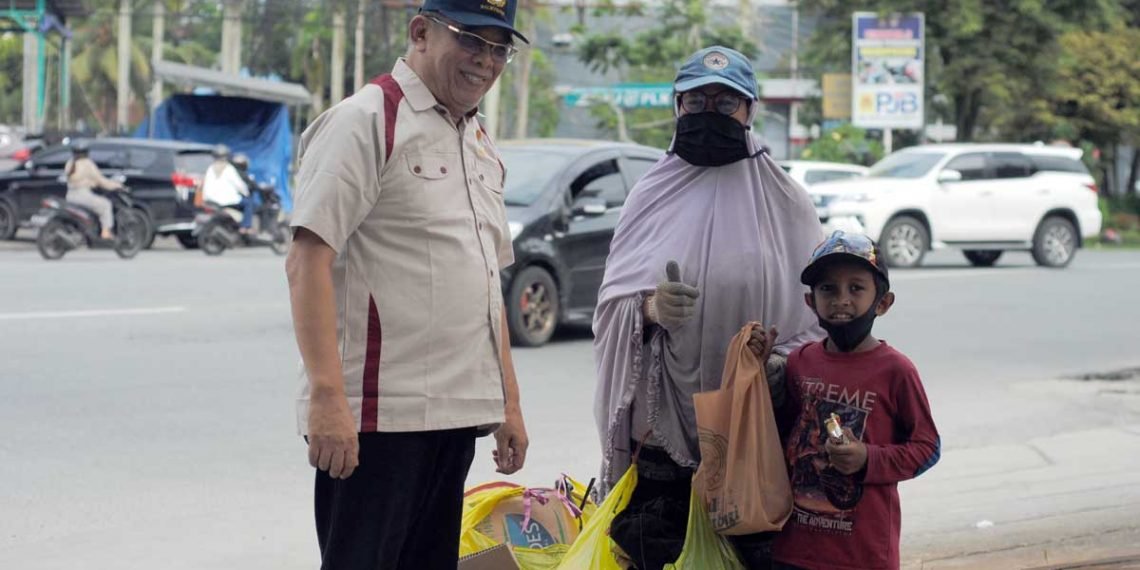 Ketua DPD LDII Kota Balikpapan langsung turun tangan berbagi daging Kurban dengan Duafa, Minggu (10/7). Foto: LINES