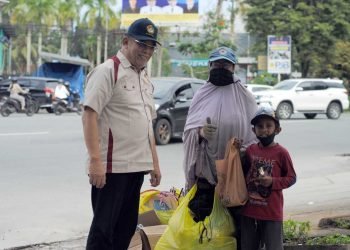 Ketua DPD LDII Kota Balikpapan langsung turun tangan berbagi daging Kurban dengan Duafa, Minggu (10/7). Foto: LINES
