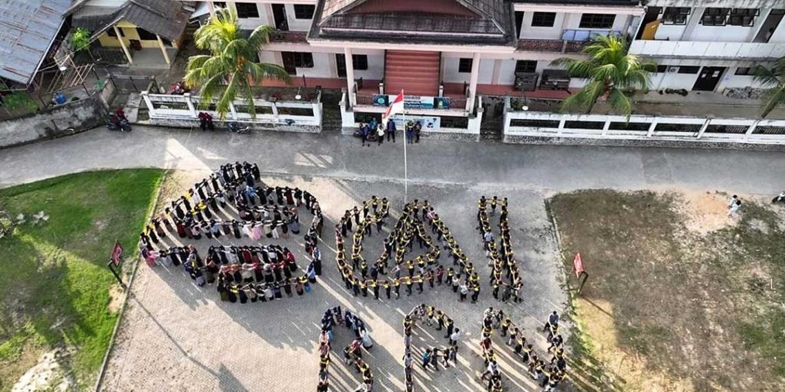 Formasi peserta Perkemahan Akhir Tahun Ajaran (Permata) membentuk tulisan CAI ke-43 Balikpapan di halaman Ponpes Bairuha, Minggu (3/7). Foto: Ibnu