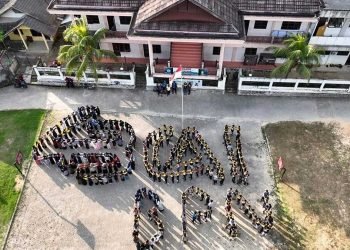 Formasi peserta Perkemahan Akhir Tahun Ajaran (Permata) membentuk tulisan CAI ke-43 Balikpapan di halaman Ponpes Bairuha, Minggu (3/7). Foto: Ibnu